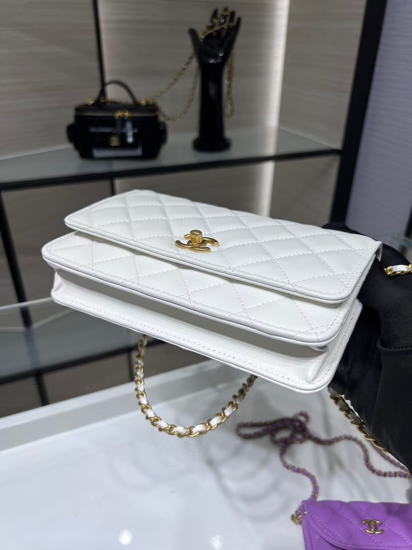 Ch*el CLASSIC WALLET ON CHAIN 4.8 × 7.5 × 1.4 in