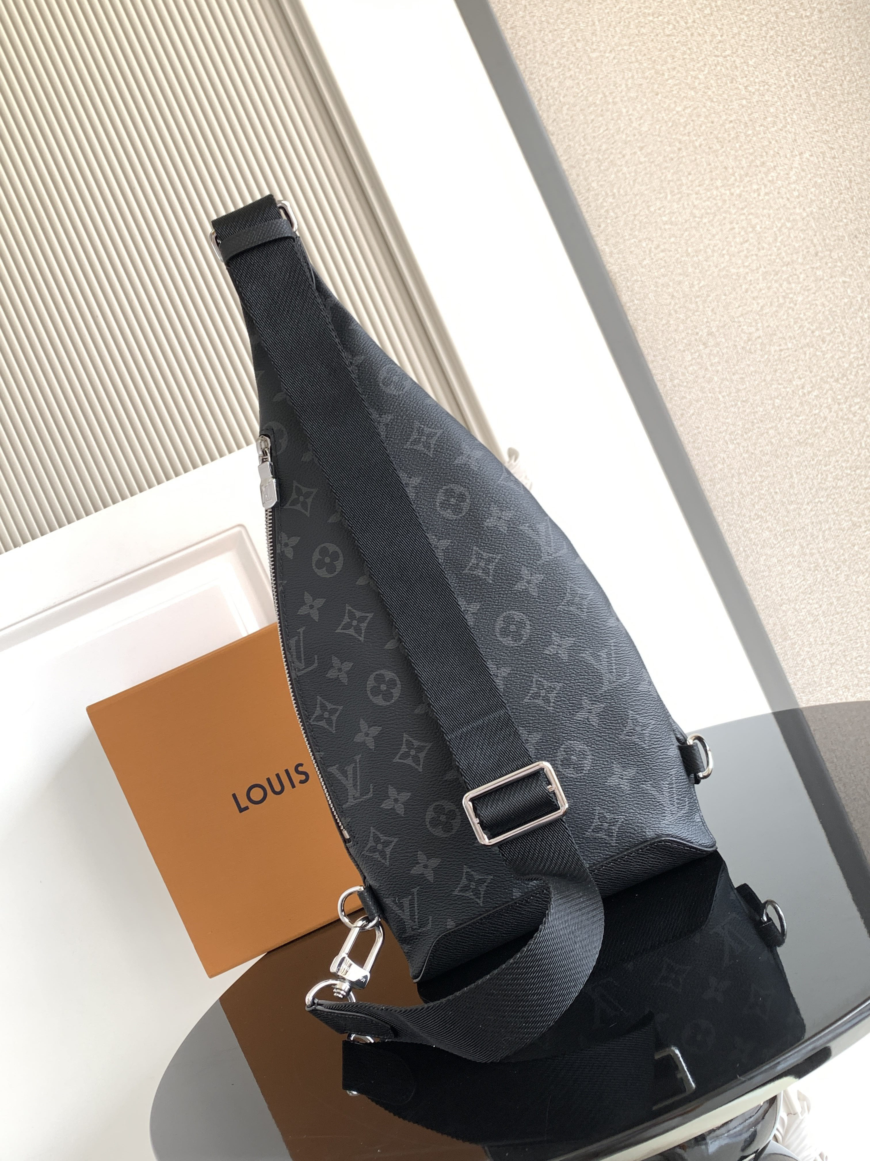 LV Duo Slingbag M30936 20x42x6cm