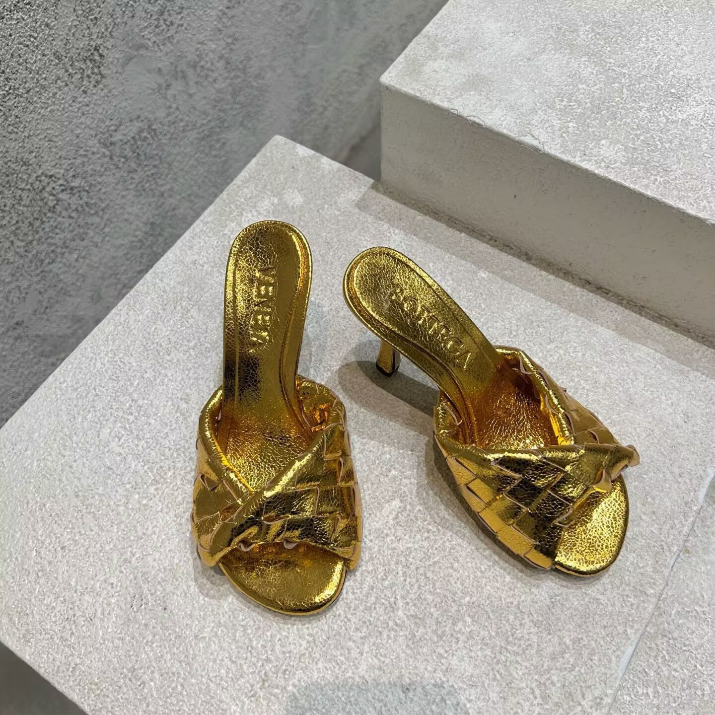 UA Bo*te*ga Ve*ne*ta Blink Slides