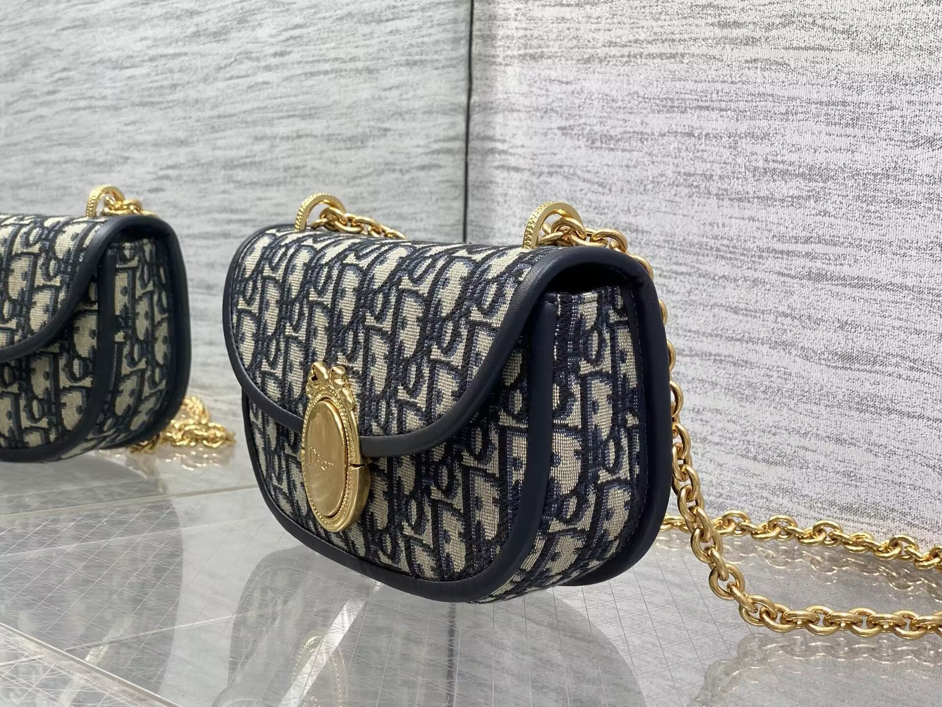 D*or small médaillon flap bag with chain 21 x 12 x 5.5 cm