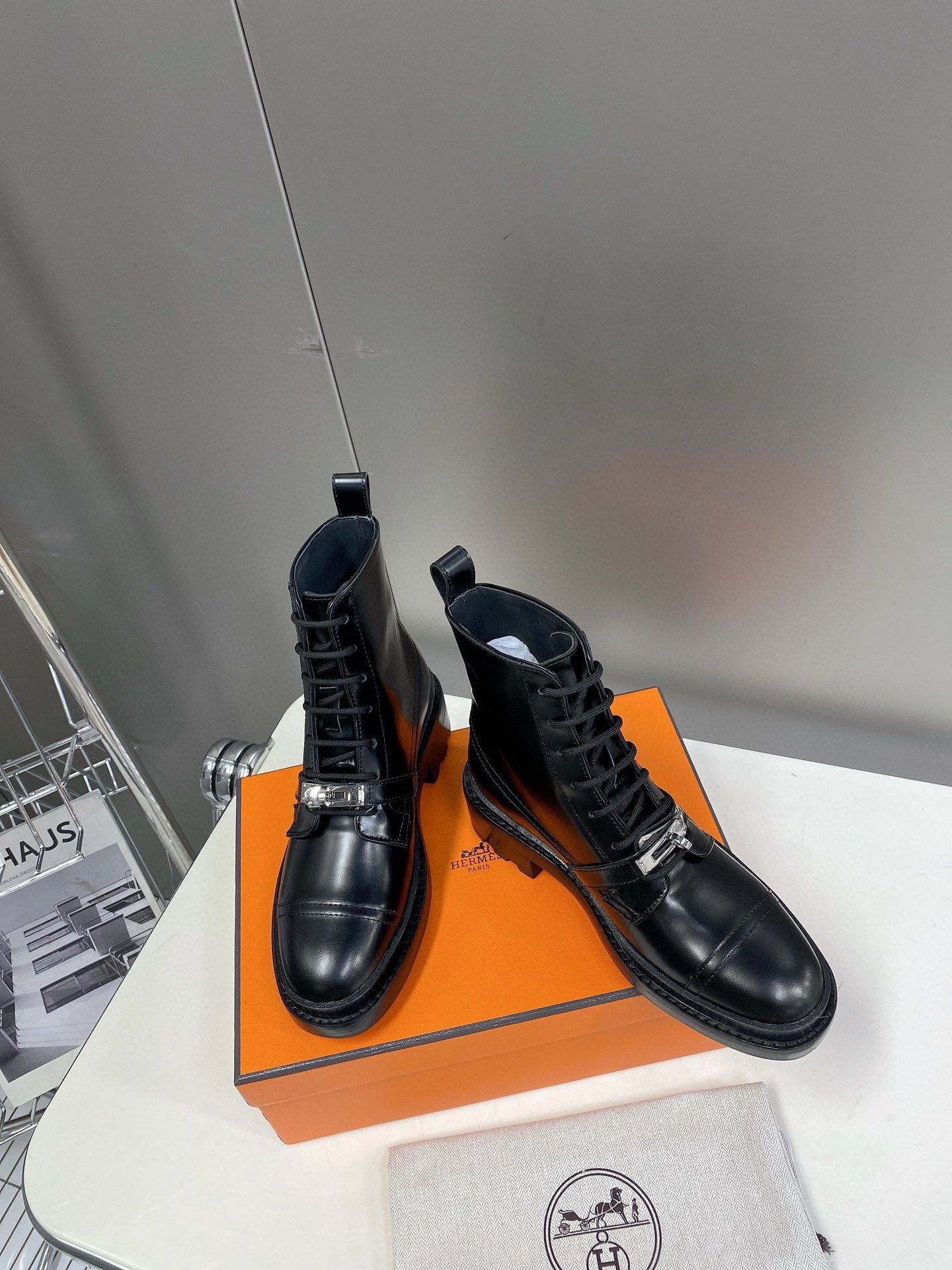ua H**mes funk ankle boot
