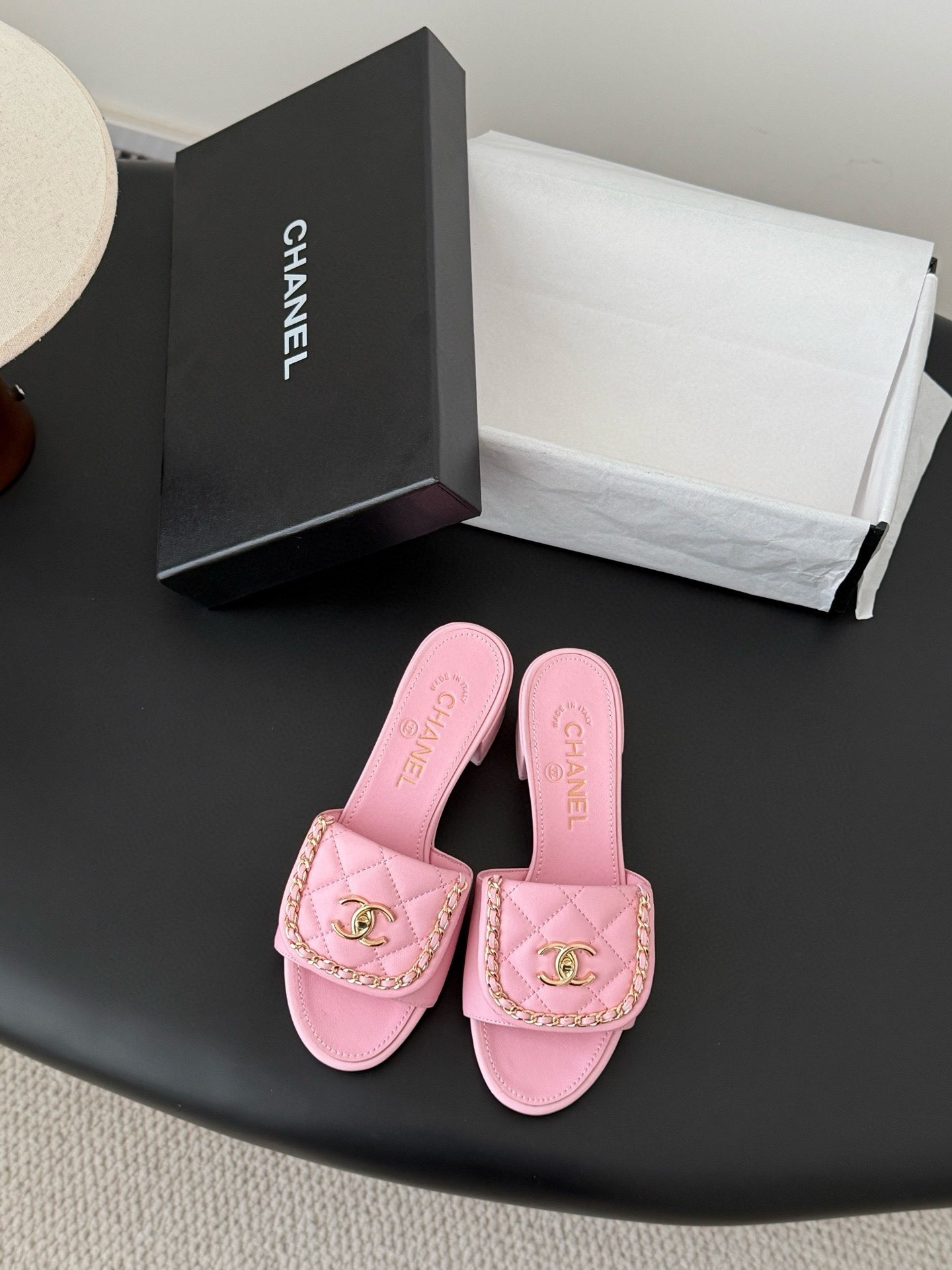 ua Ch*el slippers