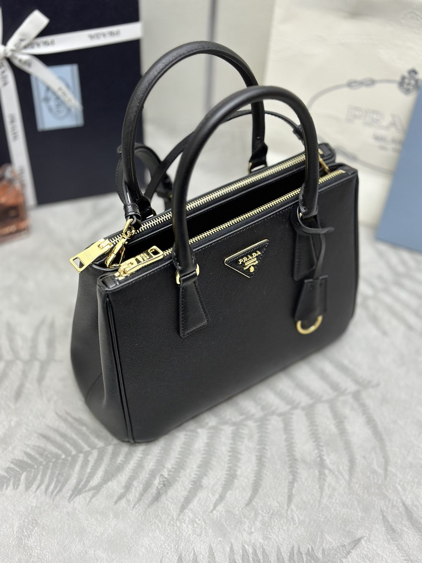 Pra*a galleria medium saffiano leather bag 28x20x12cm