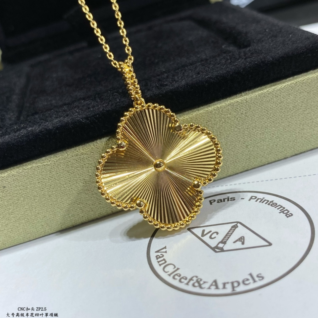 V*N CL*F & Arpels Large Four Leaf Clover Necklace Diameter approx 2.5cm,Chain length approx 80cm