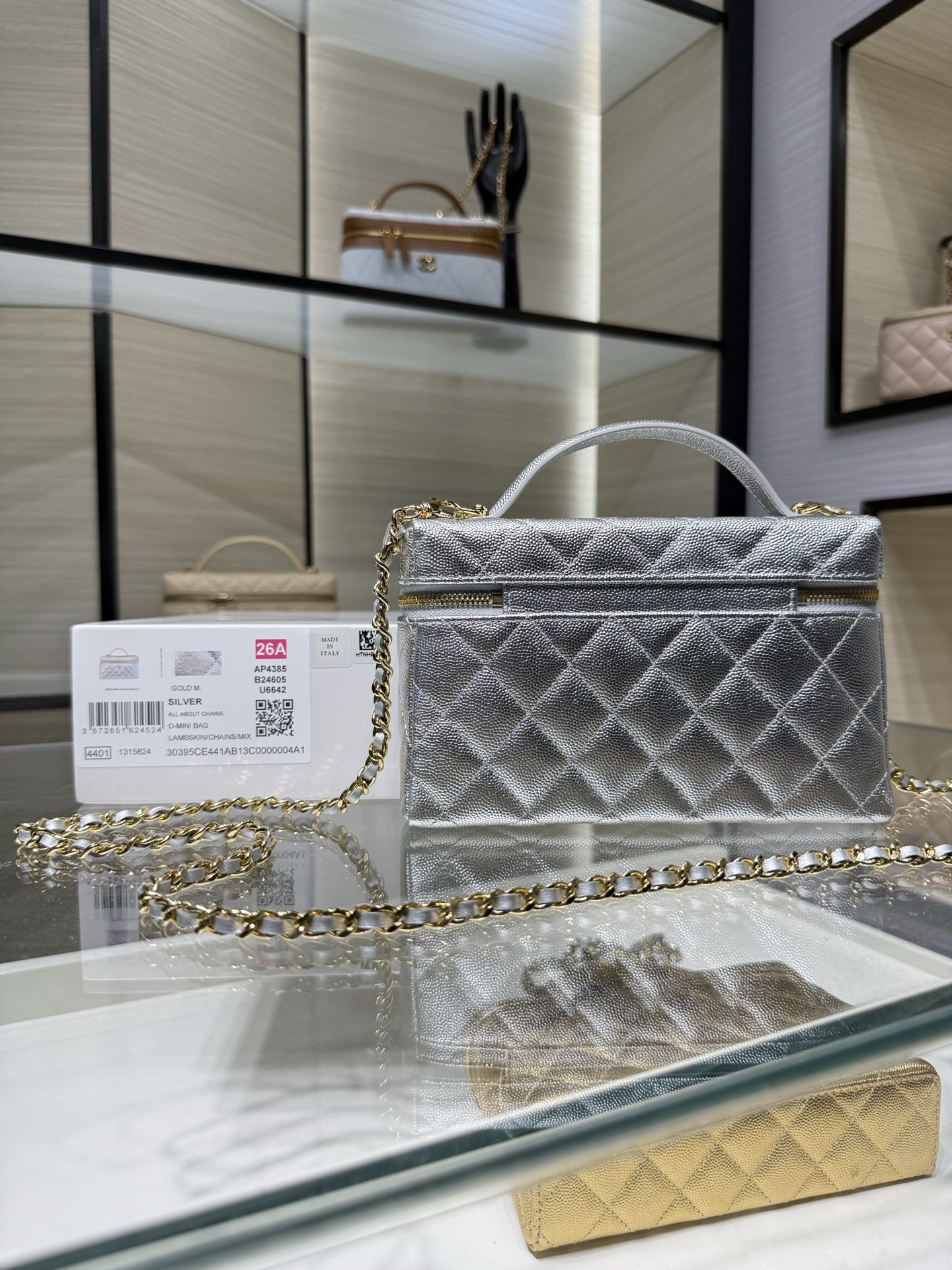 Ch*el classic vanity with chain handbag ap4385 17x19x5cm