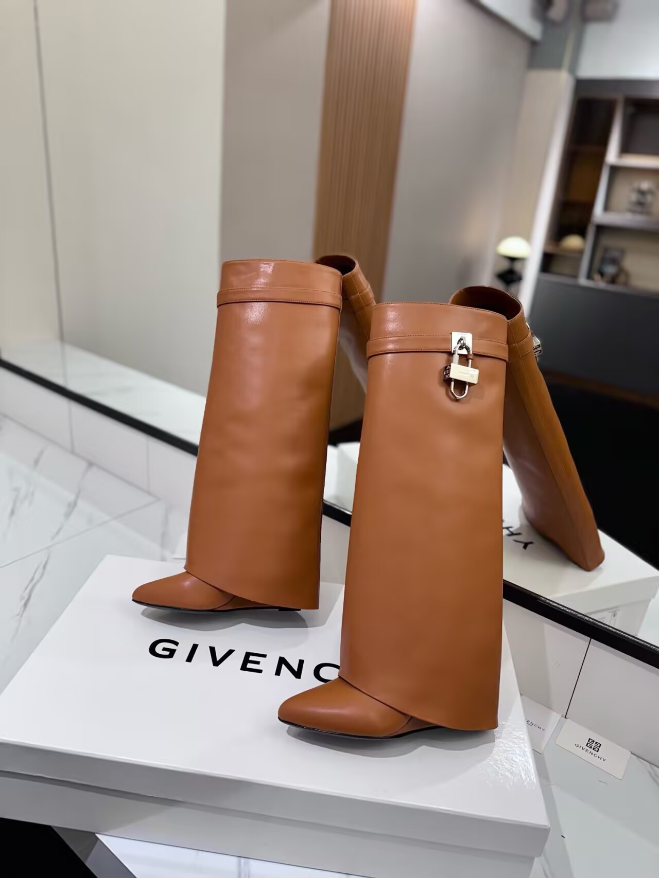 ua G1uenchy shark lock boots in leather(production about 10 days)