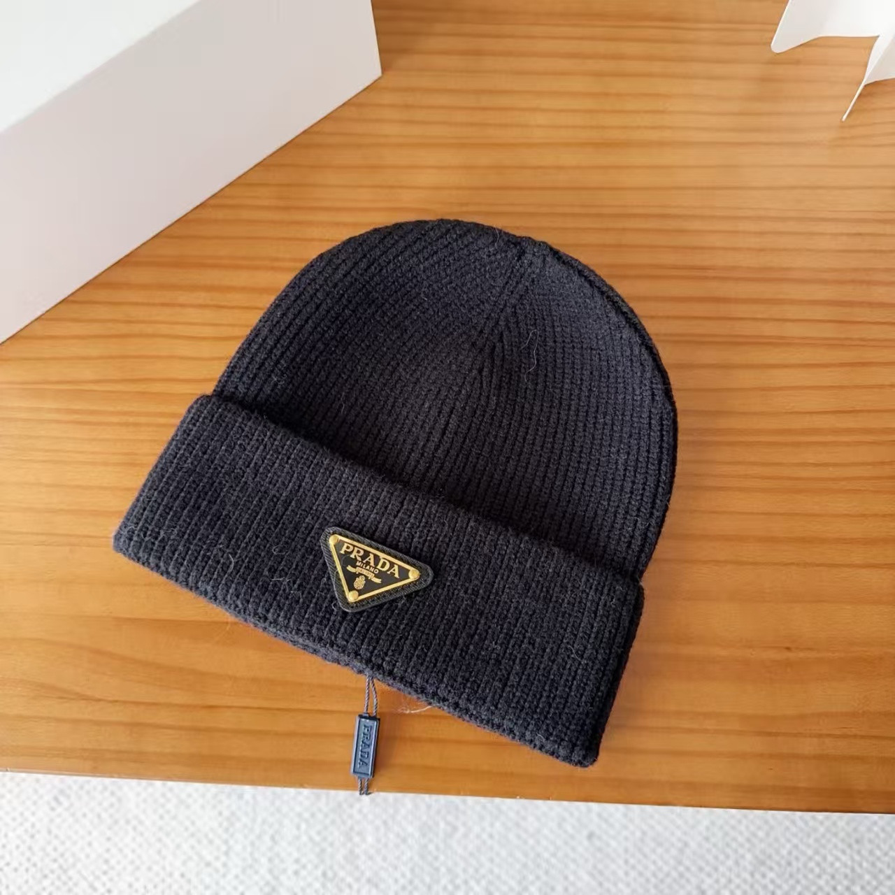 Pra*a knit hat