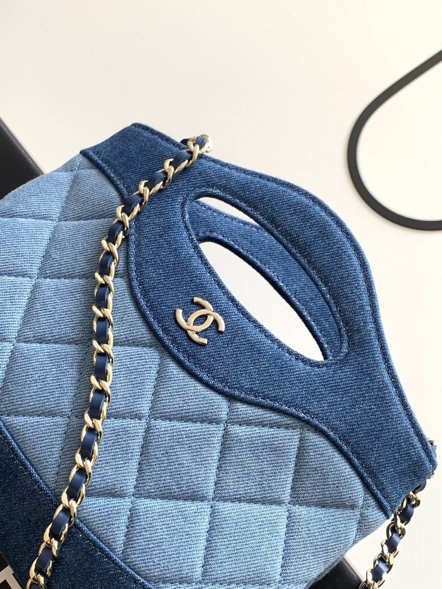 Ch*el clutch with chain ap3656 17x20.5x3.5cm