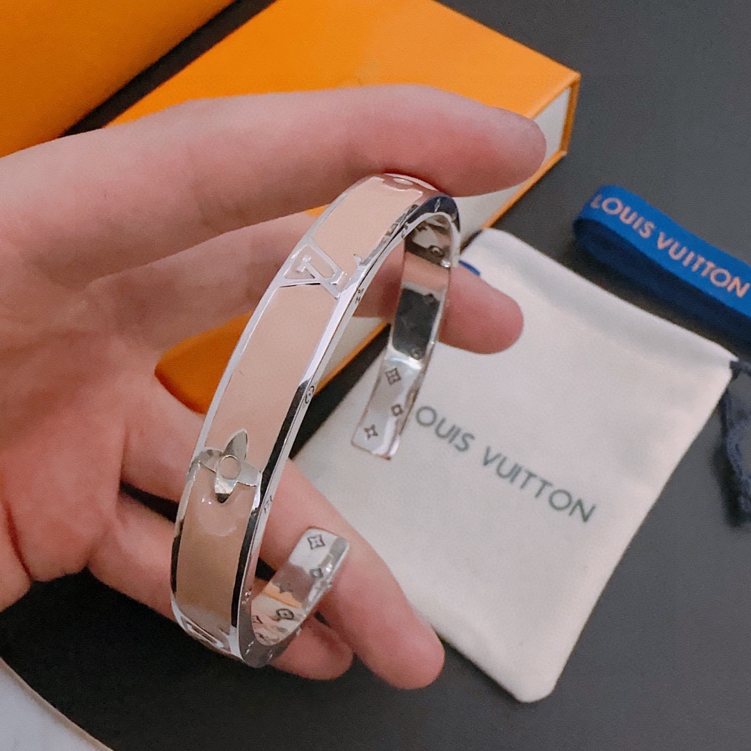 L0*is V*t0n Bracelet