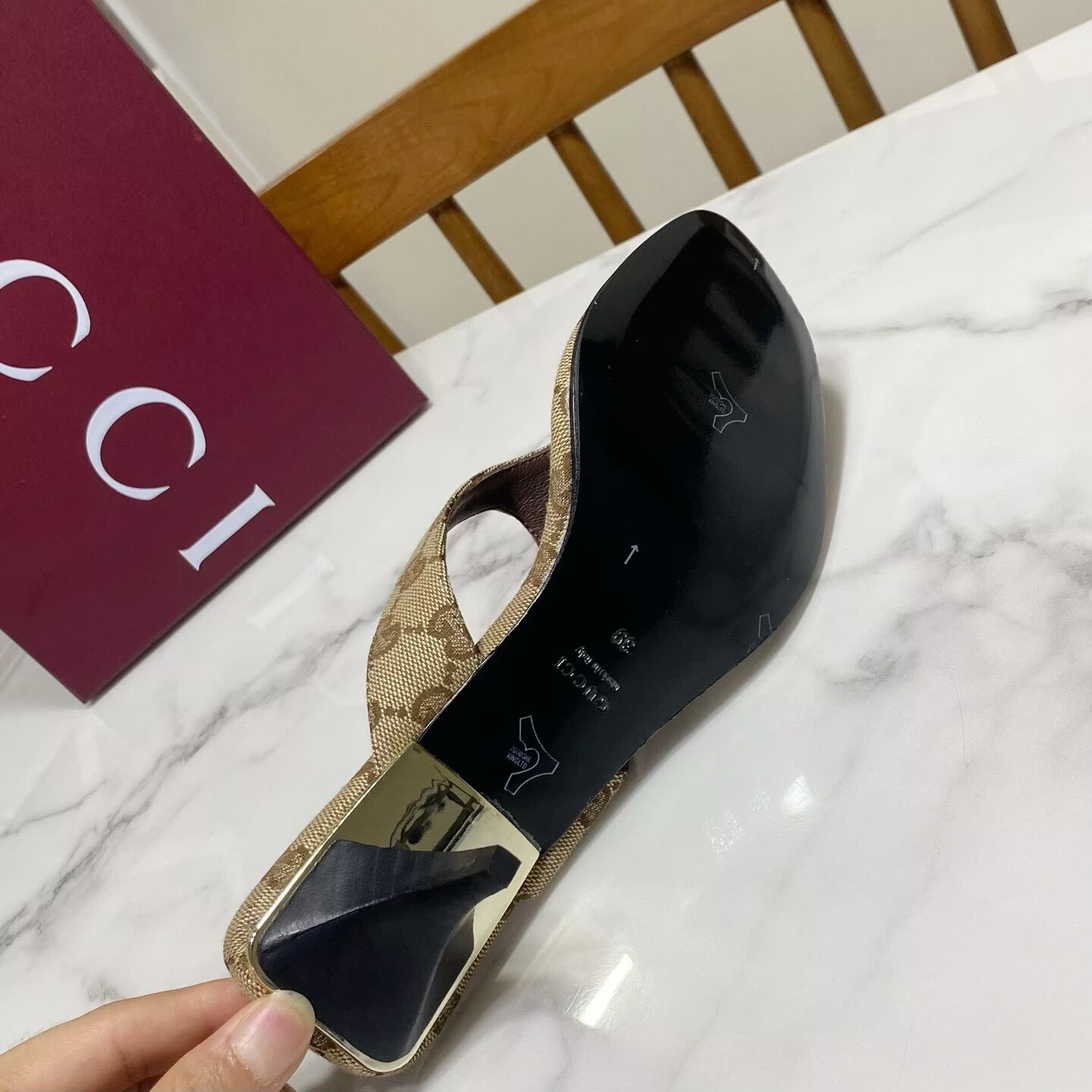 ua G*u*i vittoria thong slides