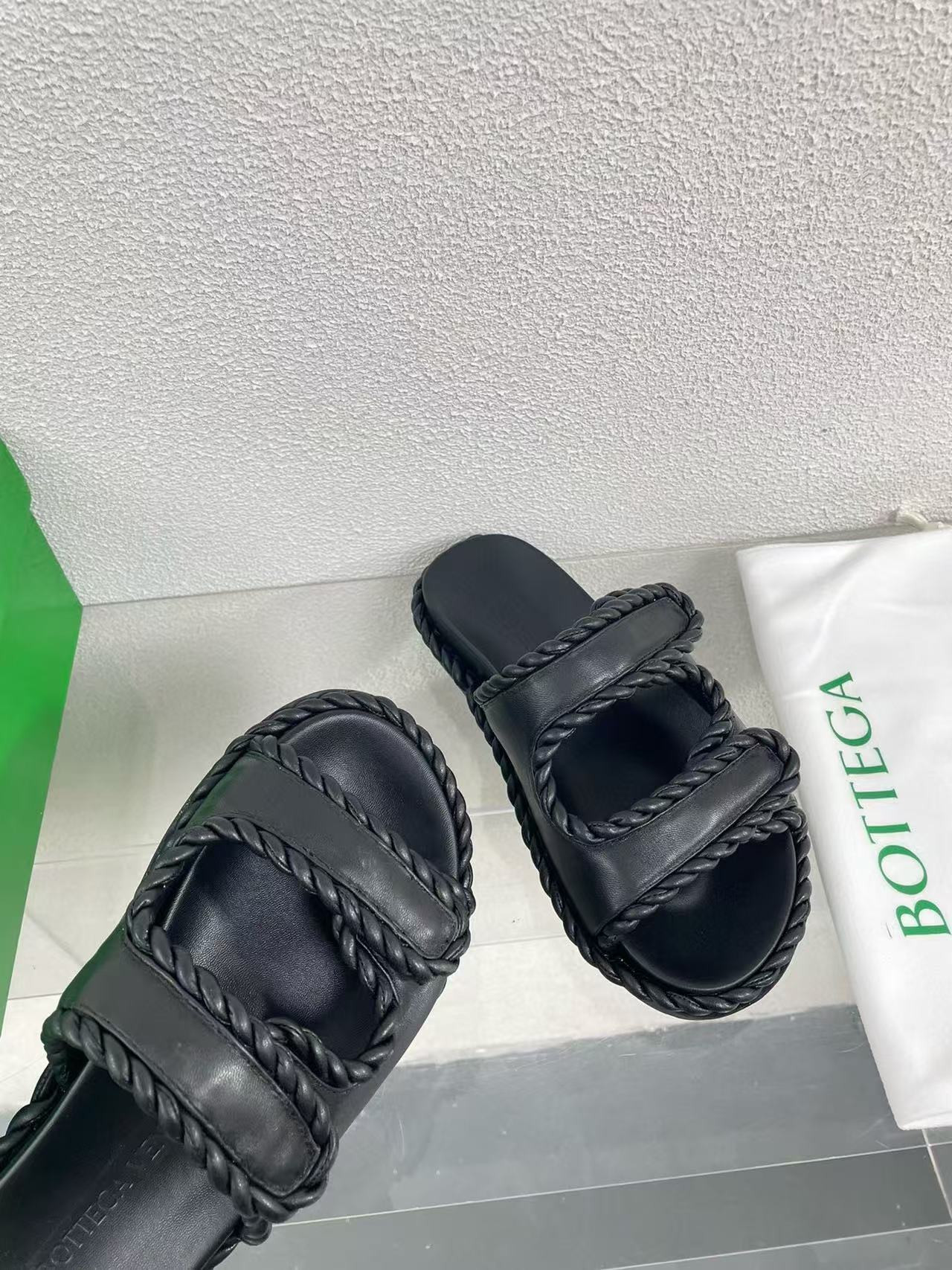 UA Bo*te*ga Ve*ne*ta Slide