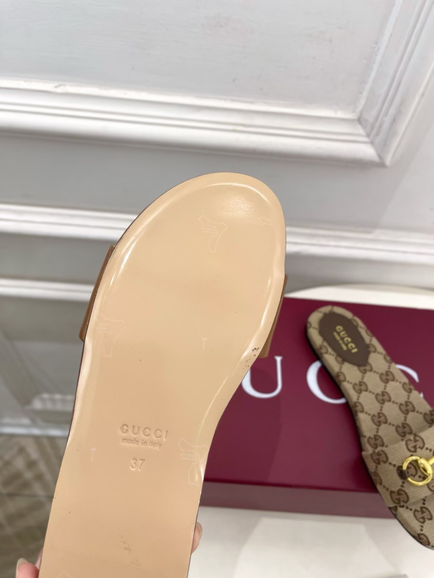 ua G*u*i siaga horsebit flat sandal