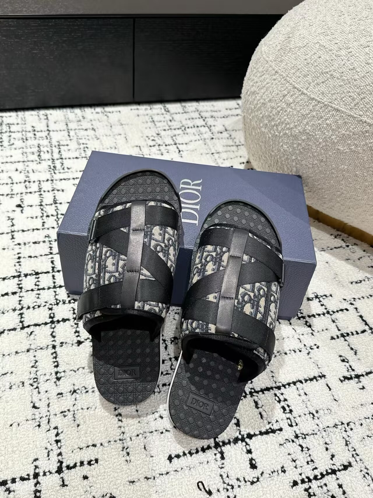 ua D*or alpha sandals