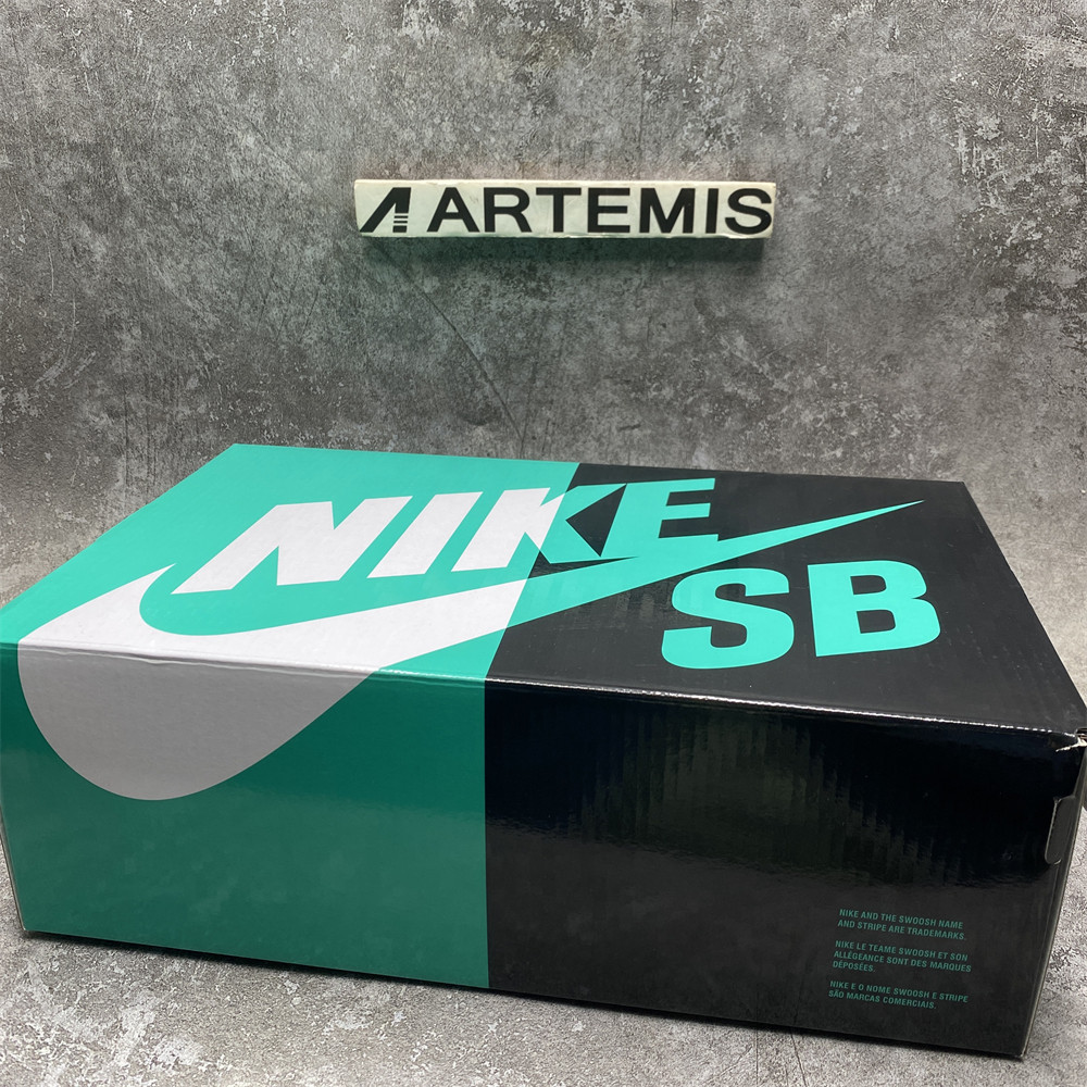 NIKE SB DUNK LOW