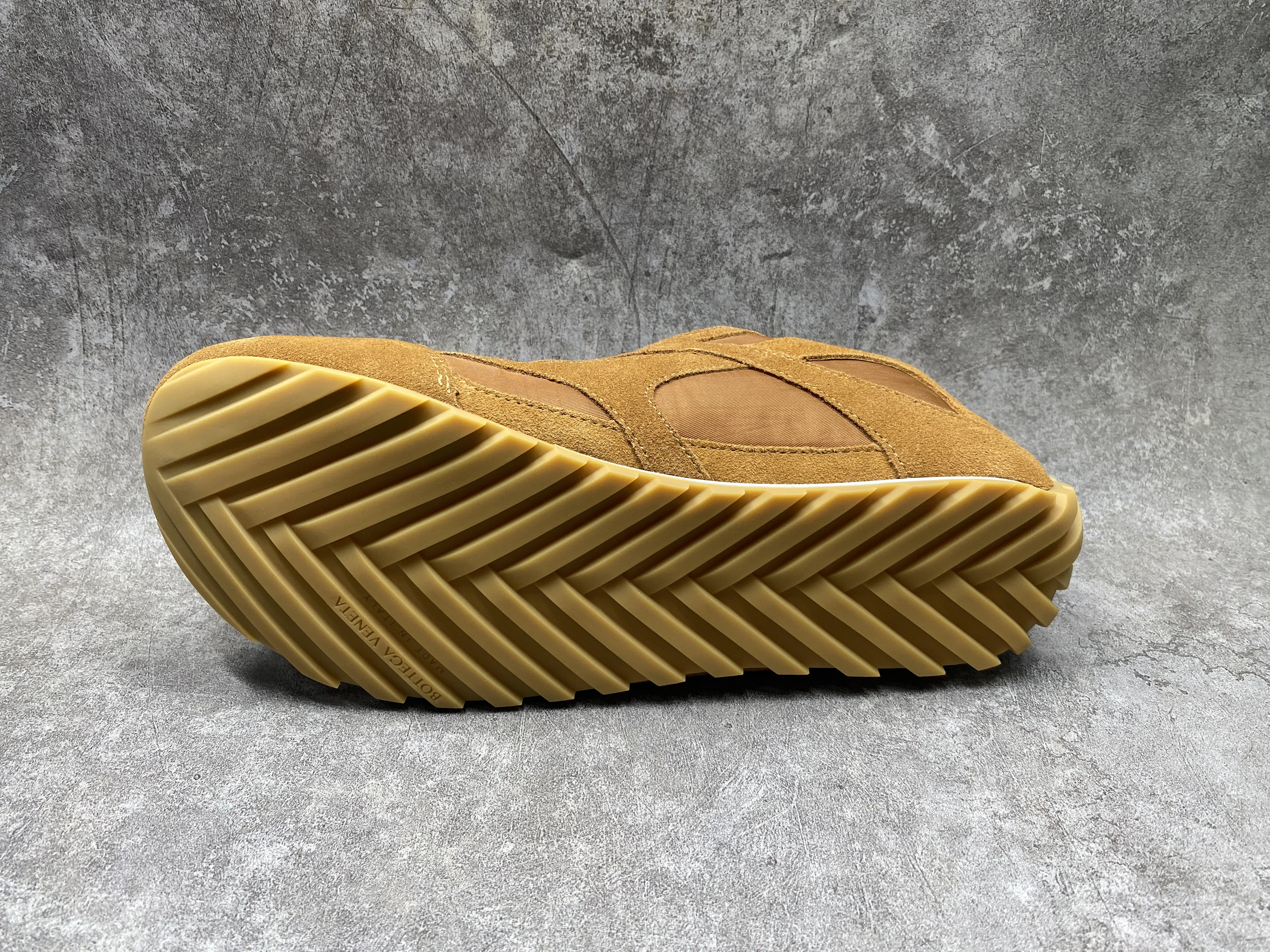 ua bo*te*ga Ve*ne*ta orbit flash sneaker