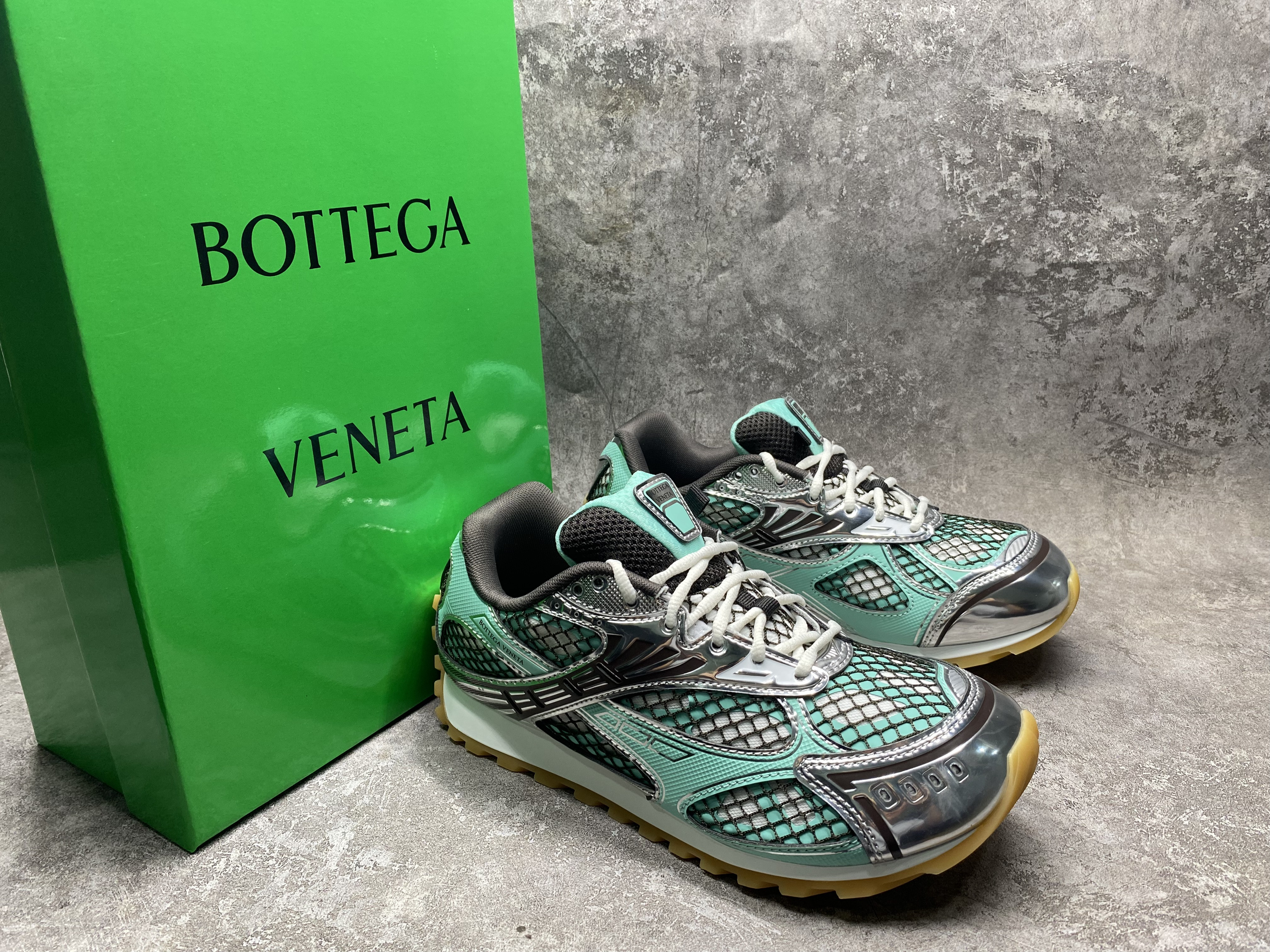 ua bo*te*ga Ve*ne*ta orbit sneaker