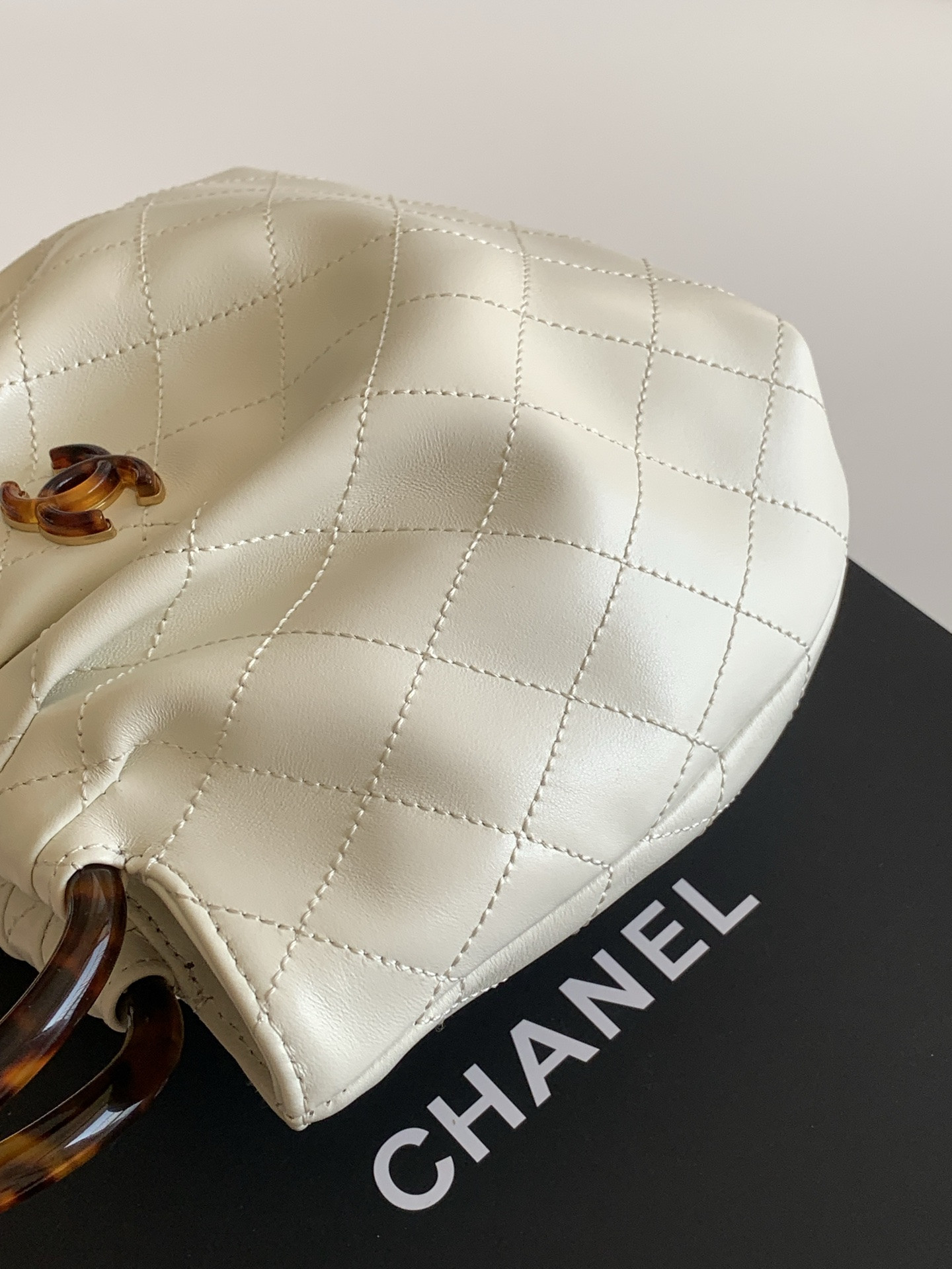 Ch*el pouch as6022 16x26(included handle height)x4.5cm