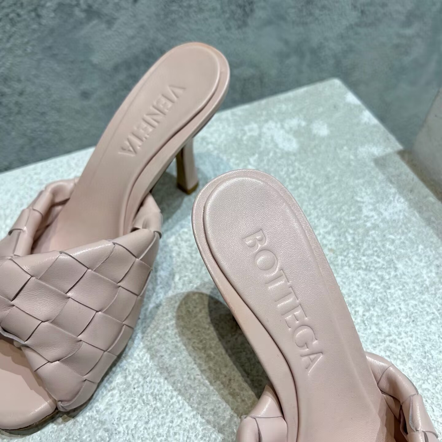 UA Bo*te*ga Ve*ne*ta Blink Slides