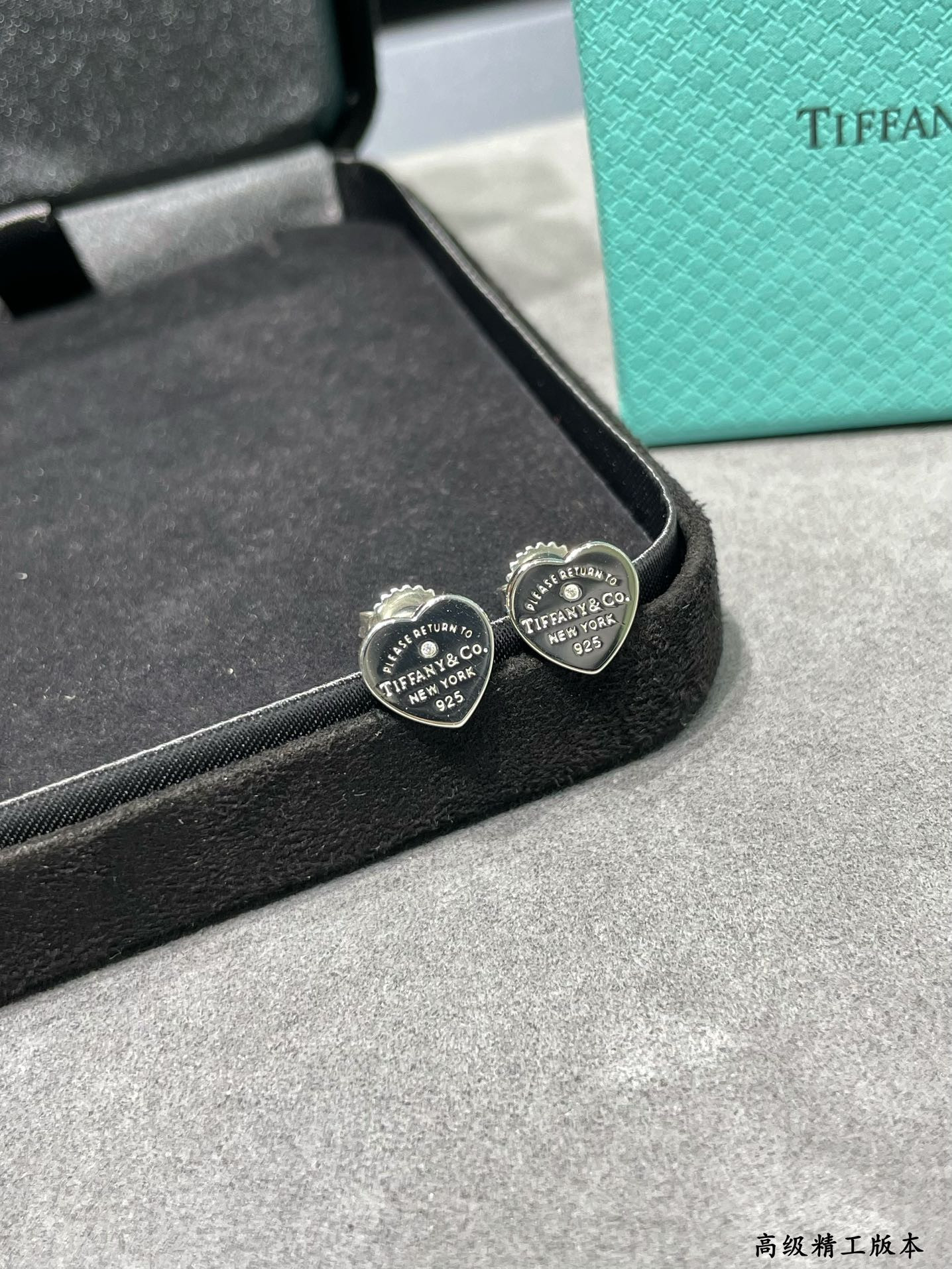 T*f*ny & Co. Heart Stud Earrings in Sterling Silver Ag925