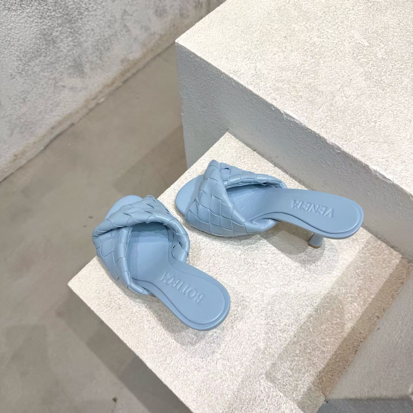 UA Bo*te*ga Ve*ne*ta Blink Slides