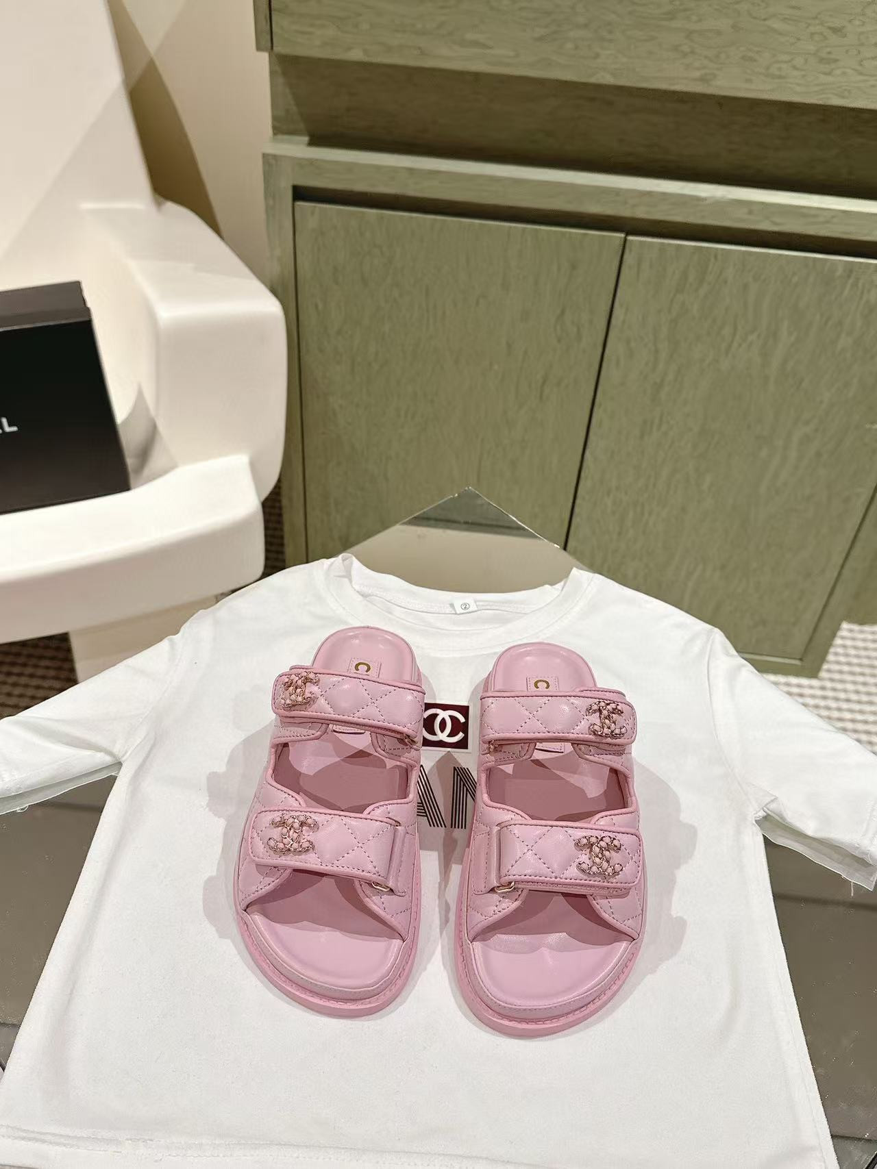 UA Ch*el SLIDES