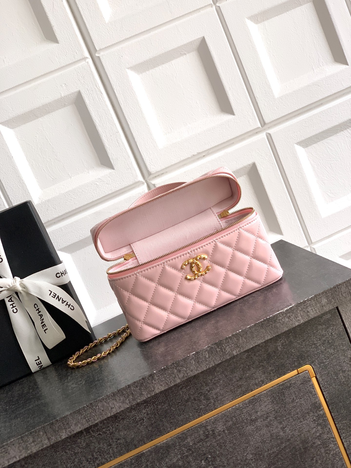 Ch*el vanity with chain 17x19x5cm