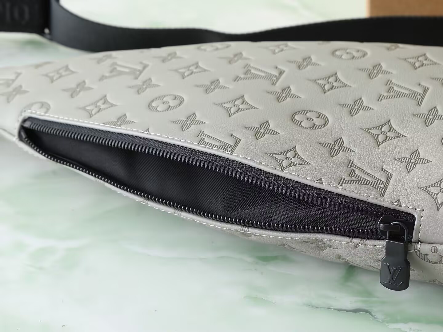 LV Duo Slingbag M14916 20 x 42 x 6CM