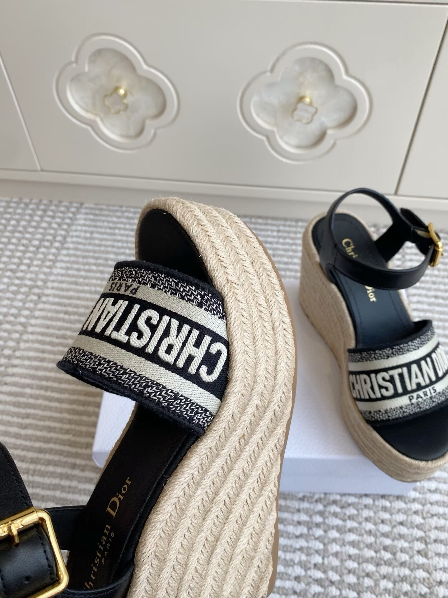 ua D*or sandals