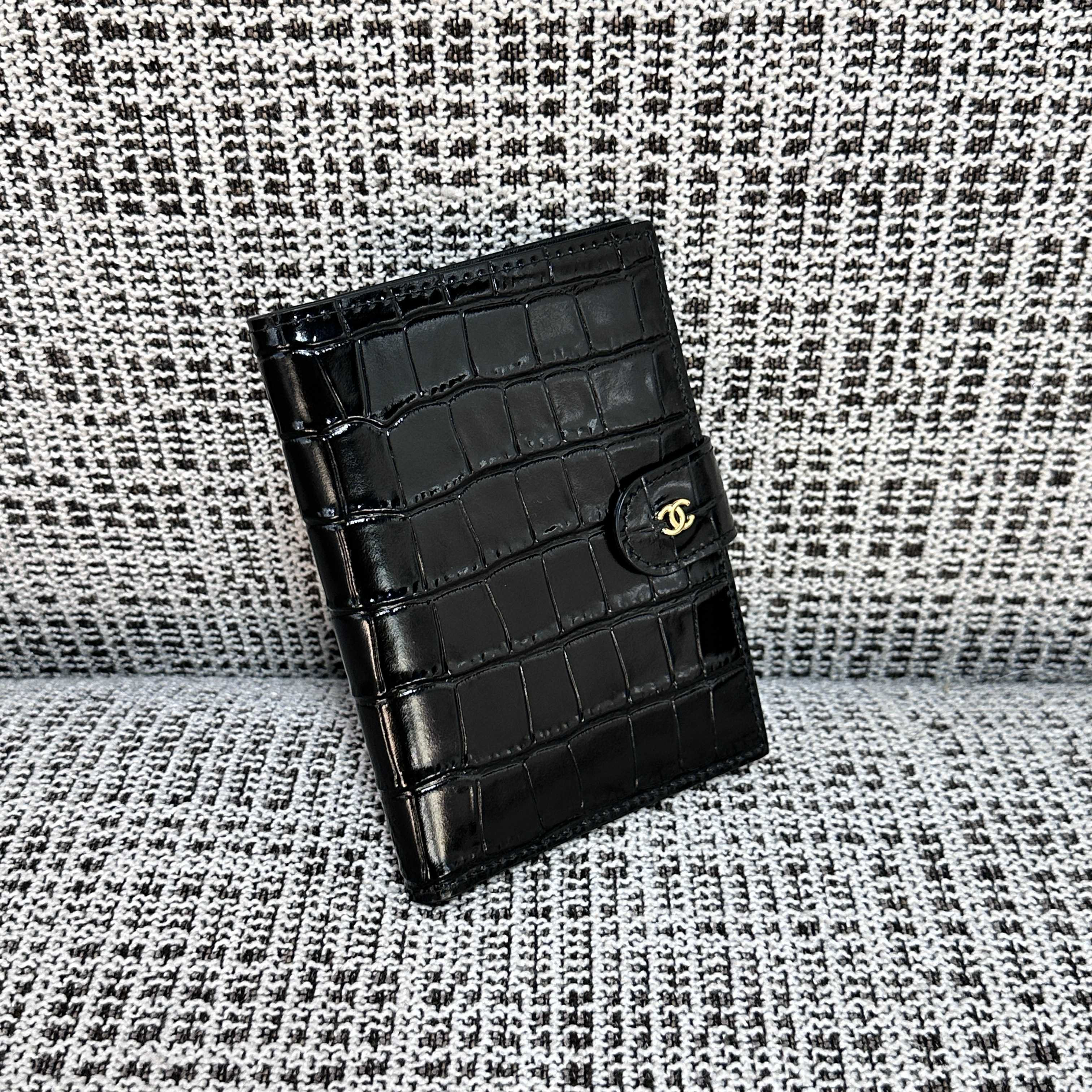 Ch*el passport holder ap5193 14.2x10.5x1.5cm