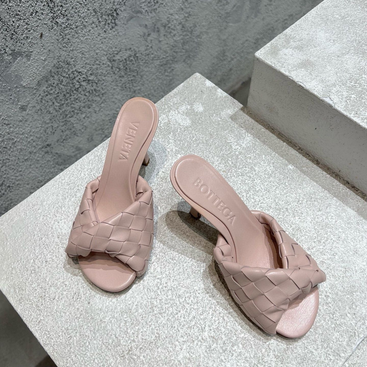 UA Bo*te*ga Ve*ne*ta Blink Slides
