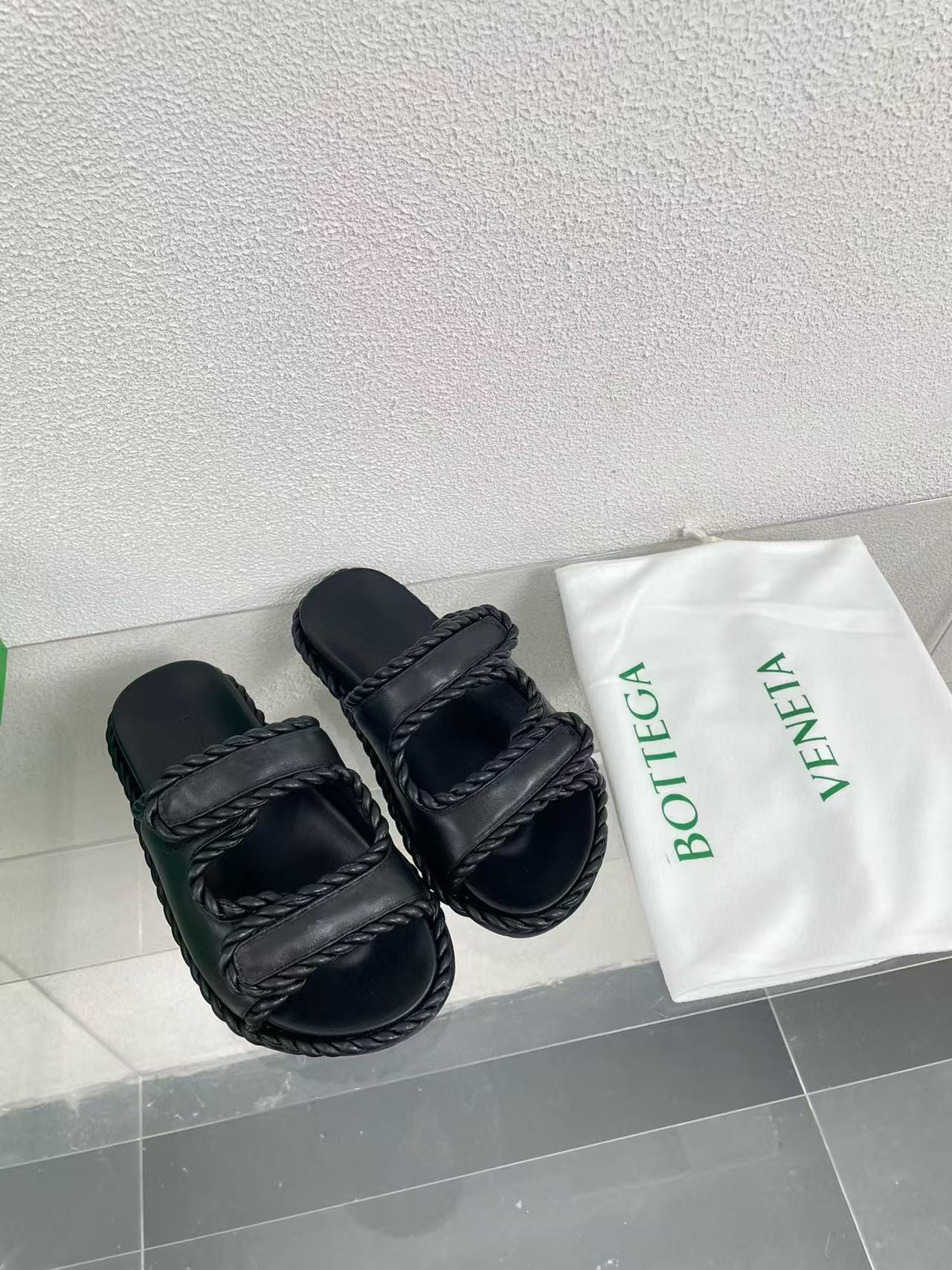 UA Bo*te*ga Ve*ne*ta Slide