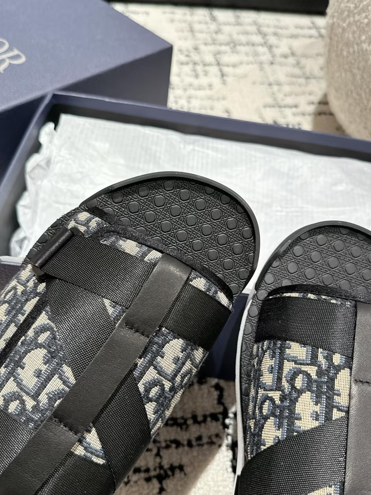 ua D*or alpha sandals