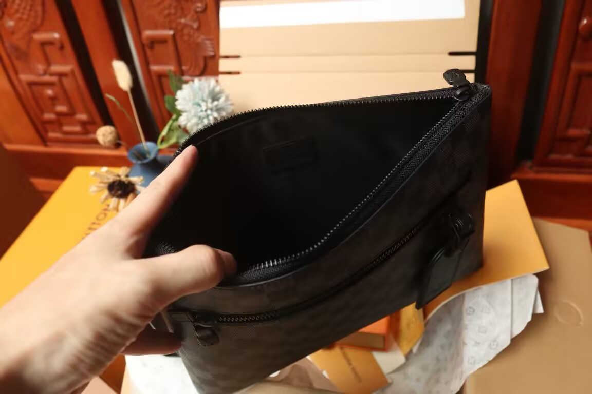 LV Takeoff Pouch N40504 30x22x5cm