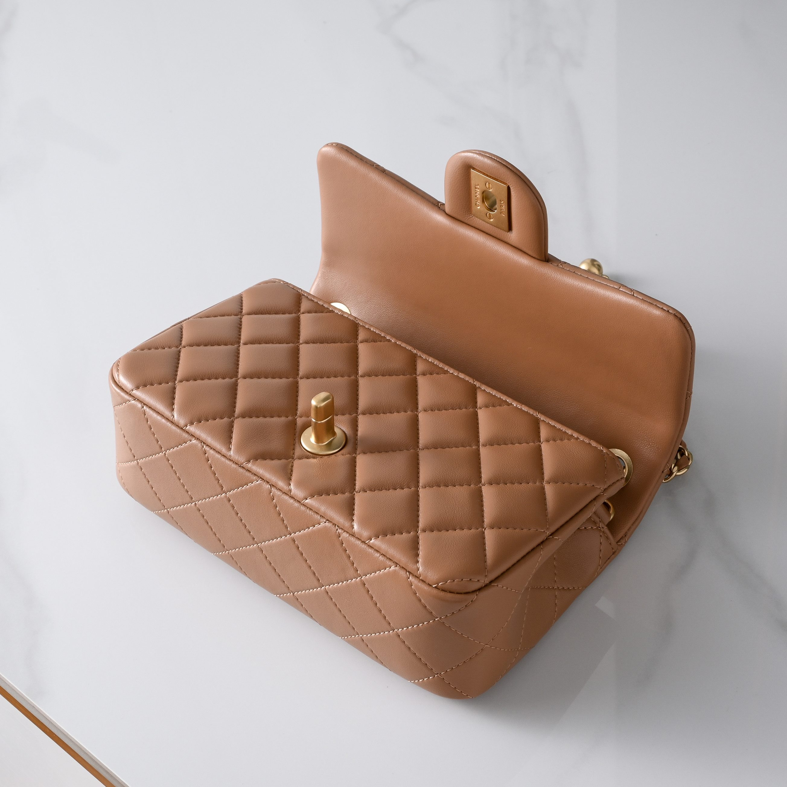 Ch*el flap bag caramel as1787 20x13x7cm