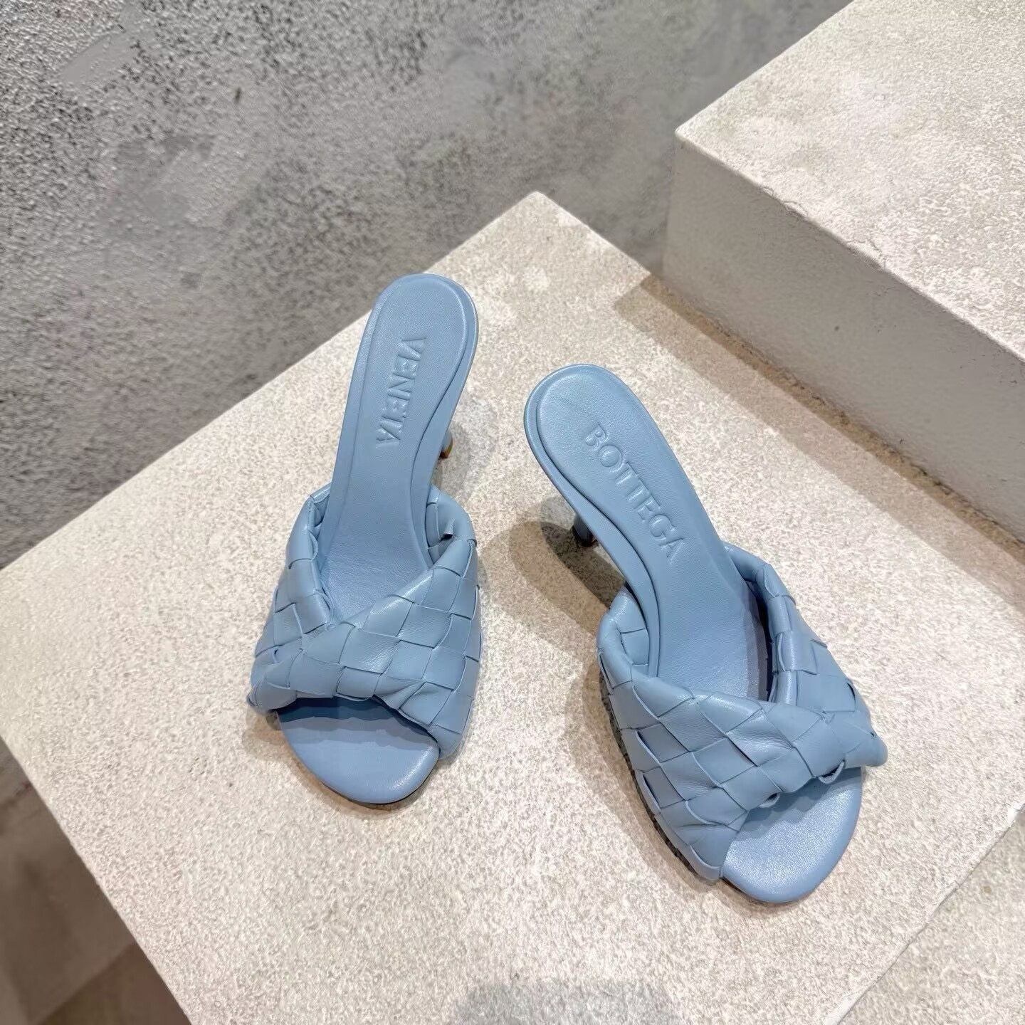 UA Bo*te*ga Ve*ne*ta Blink Slides