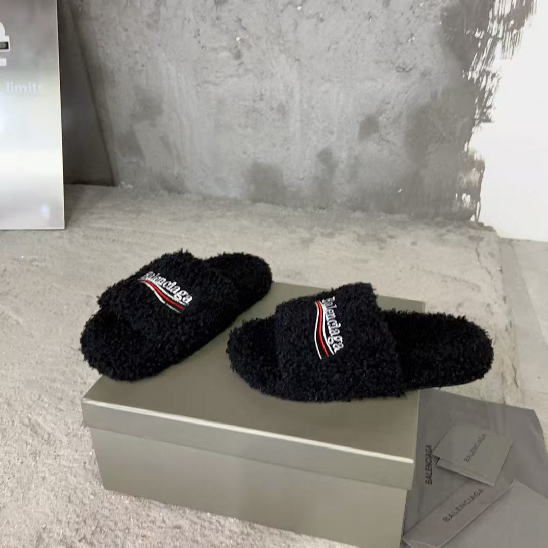 UA Ba*len*cia*ga SLIDE