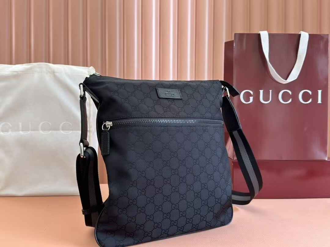 G*u*i shoulder bag 30.5x33x2cm