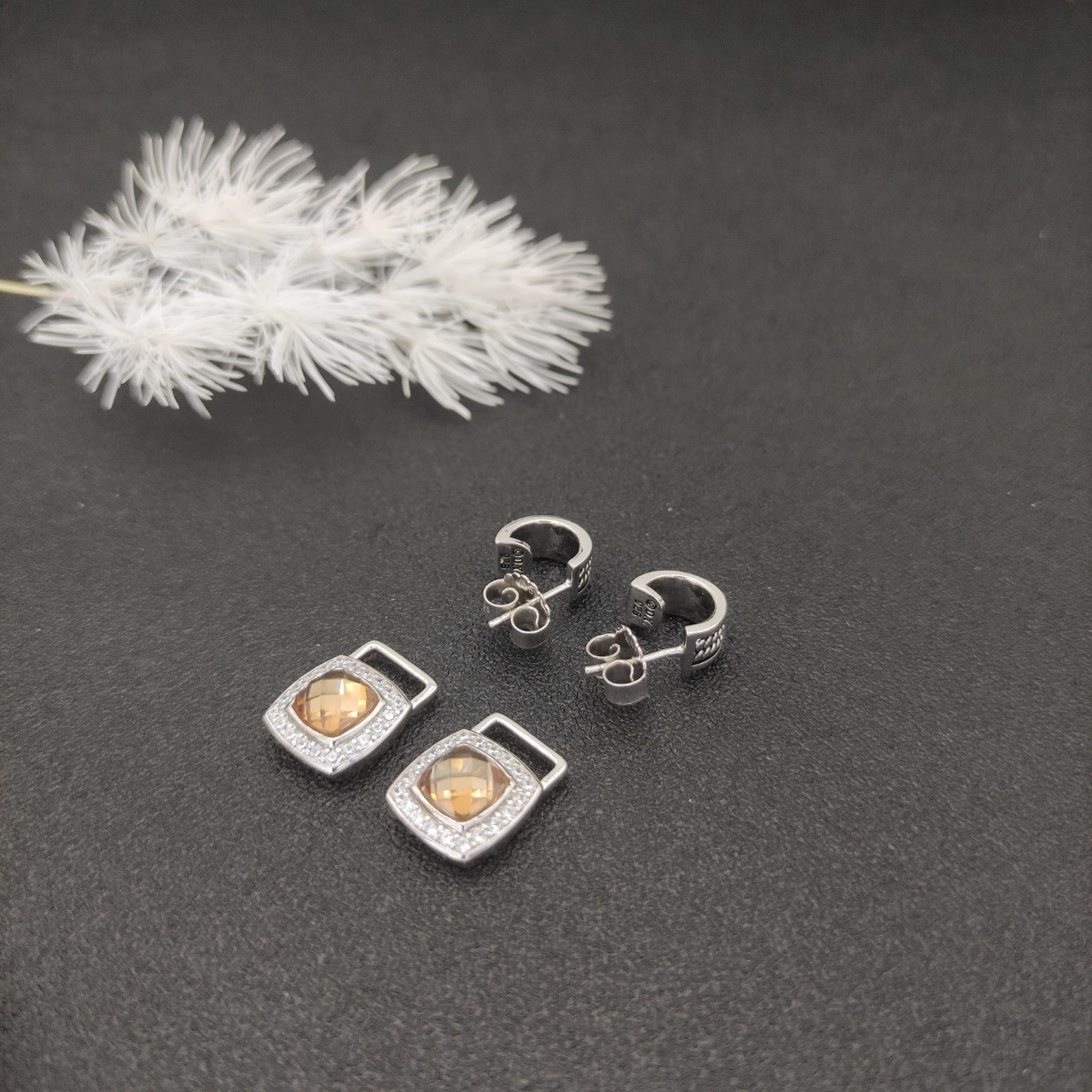 dau1d Yvrm*n square di*m*nd earrings(main stone 7mm)