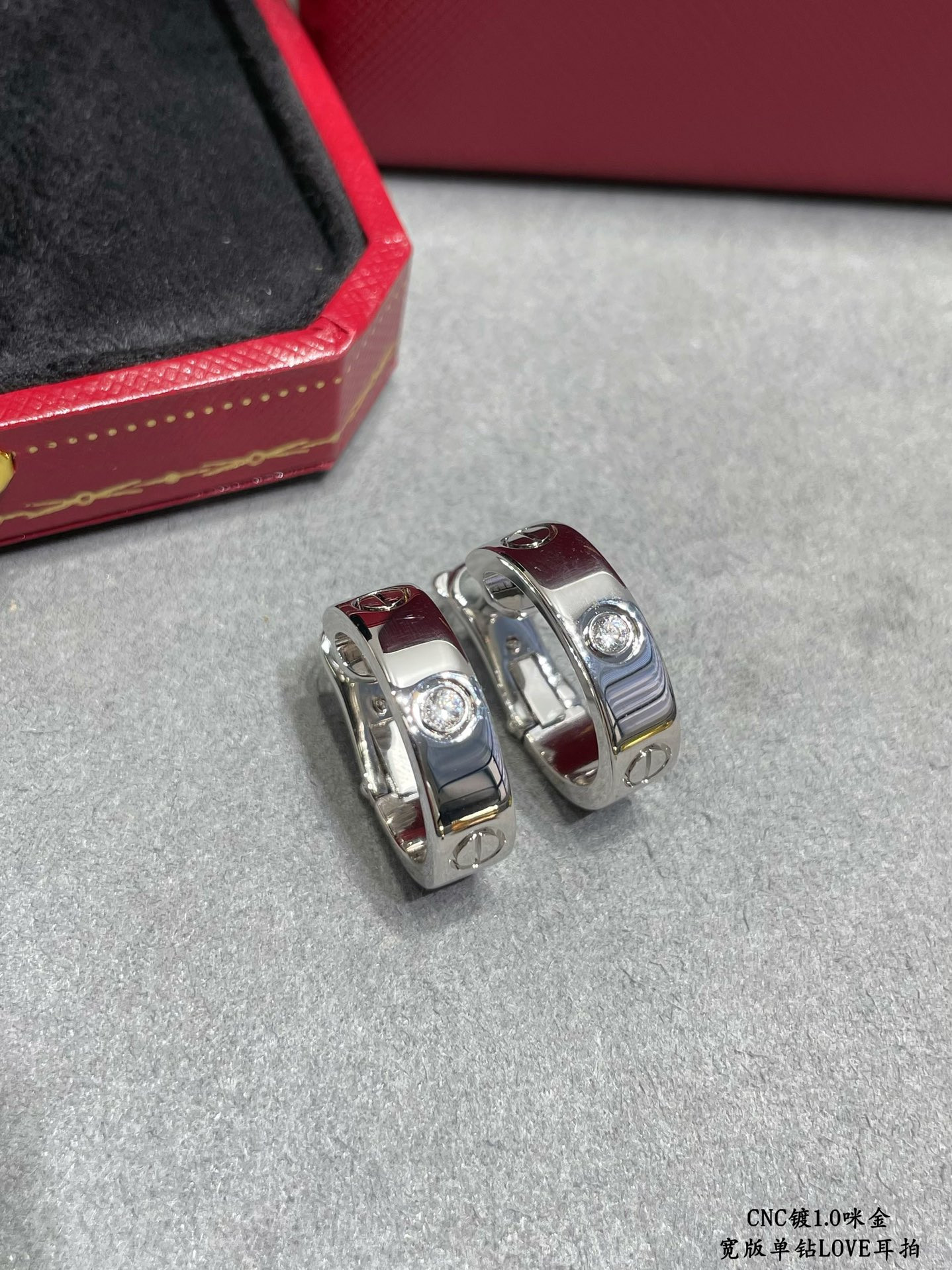 Ca*t*er Wide version single diamond LOVE Earrings