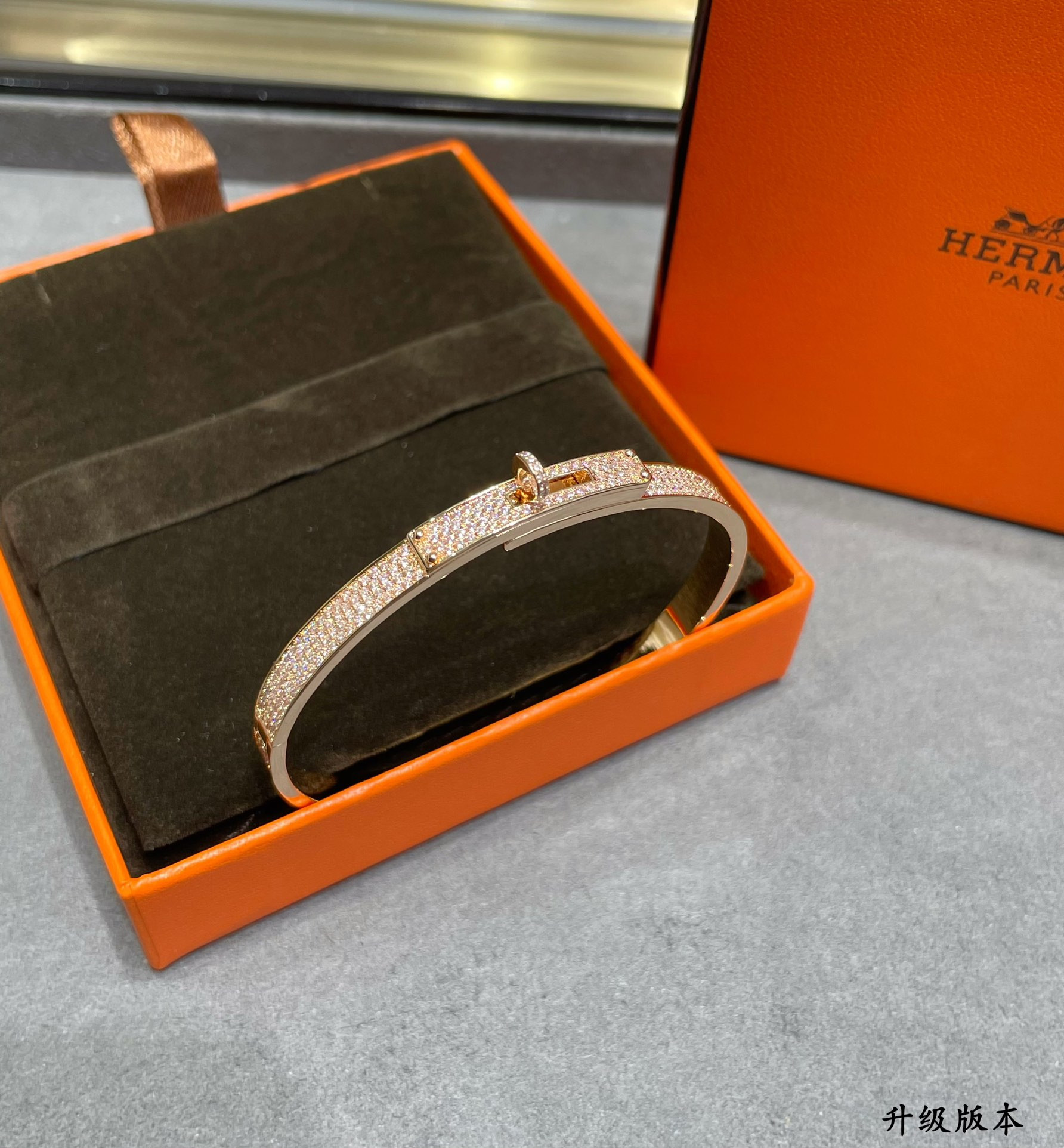 H**mes button fully diamond-encrusted Bracelet