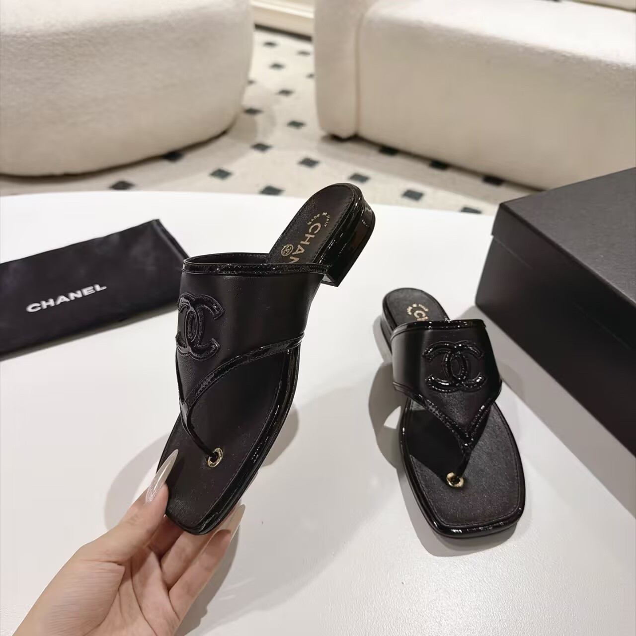 ua Ch*el thong sandals