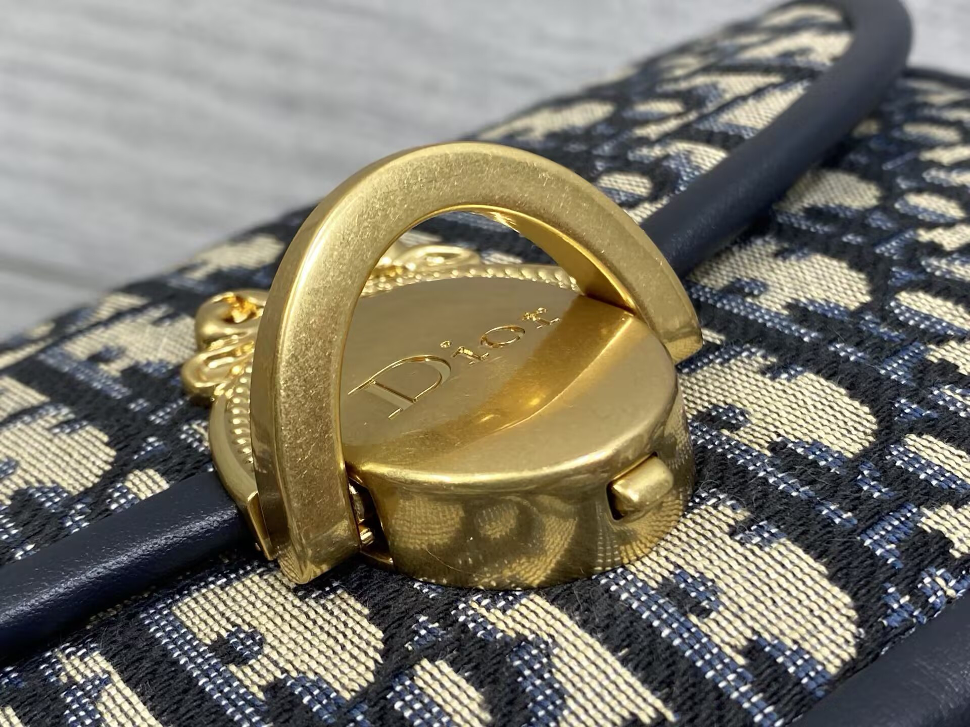 D*or small médaillon flap bag with chain 21 x 12 x 5.5 cm
