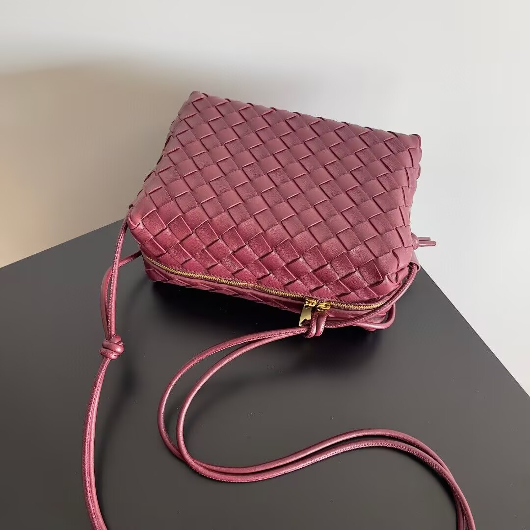 Bo*te*ga Ve*ne*ta Medium Loop Cross-Body Bag 22x15x8cm