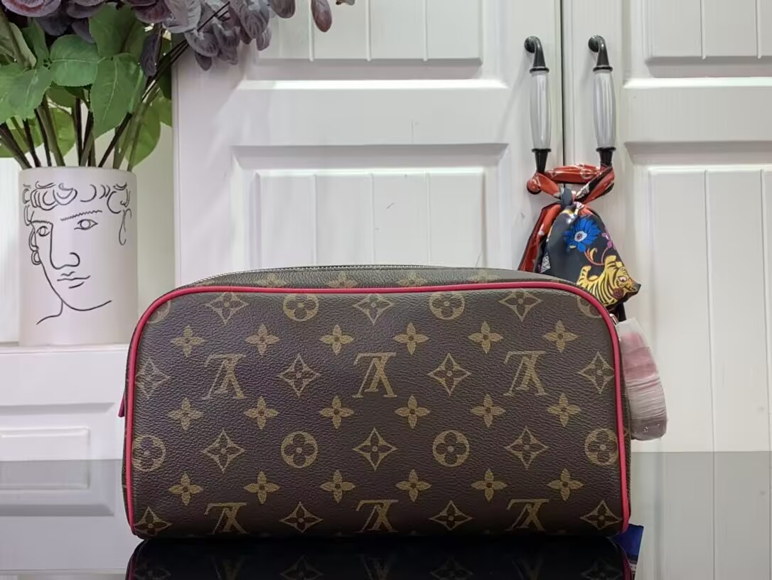 LV Dopp Kit M12641 28x15x16.5cm