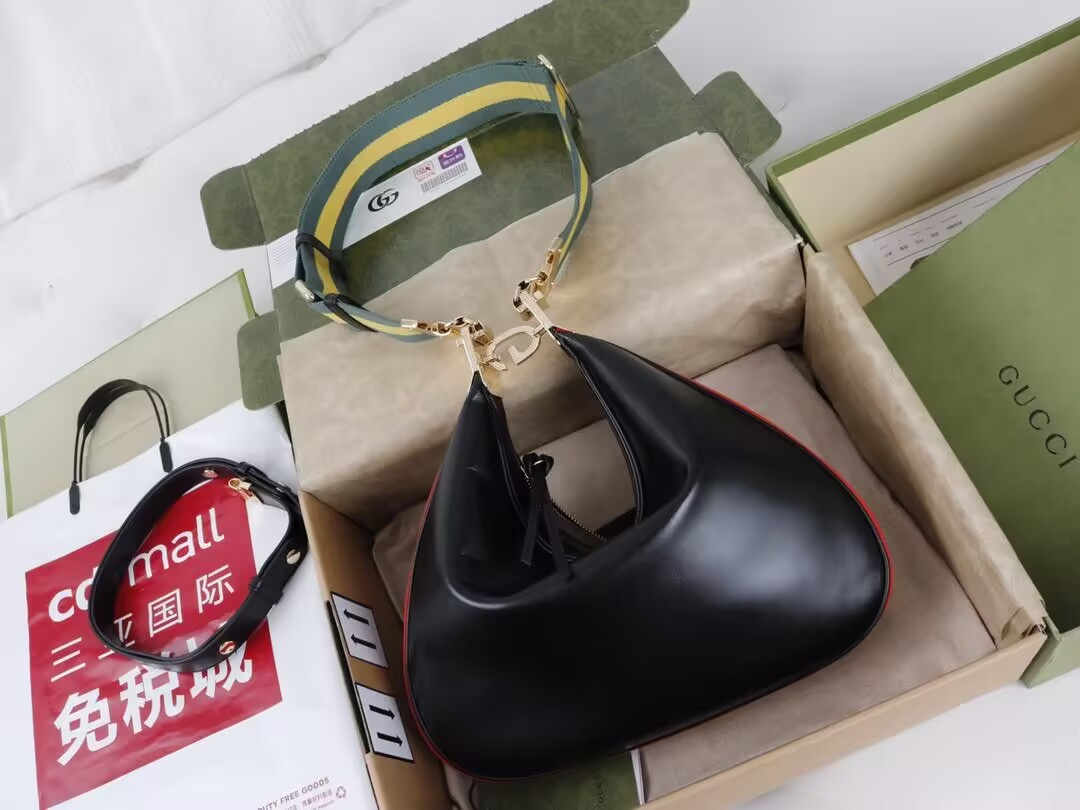 G*u*i attache medium shoulder bag 35x32x6cm