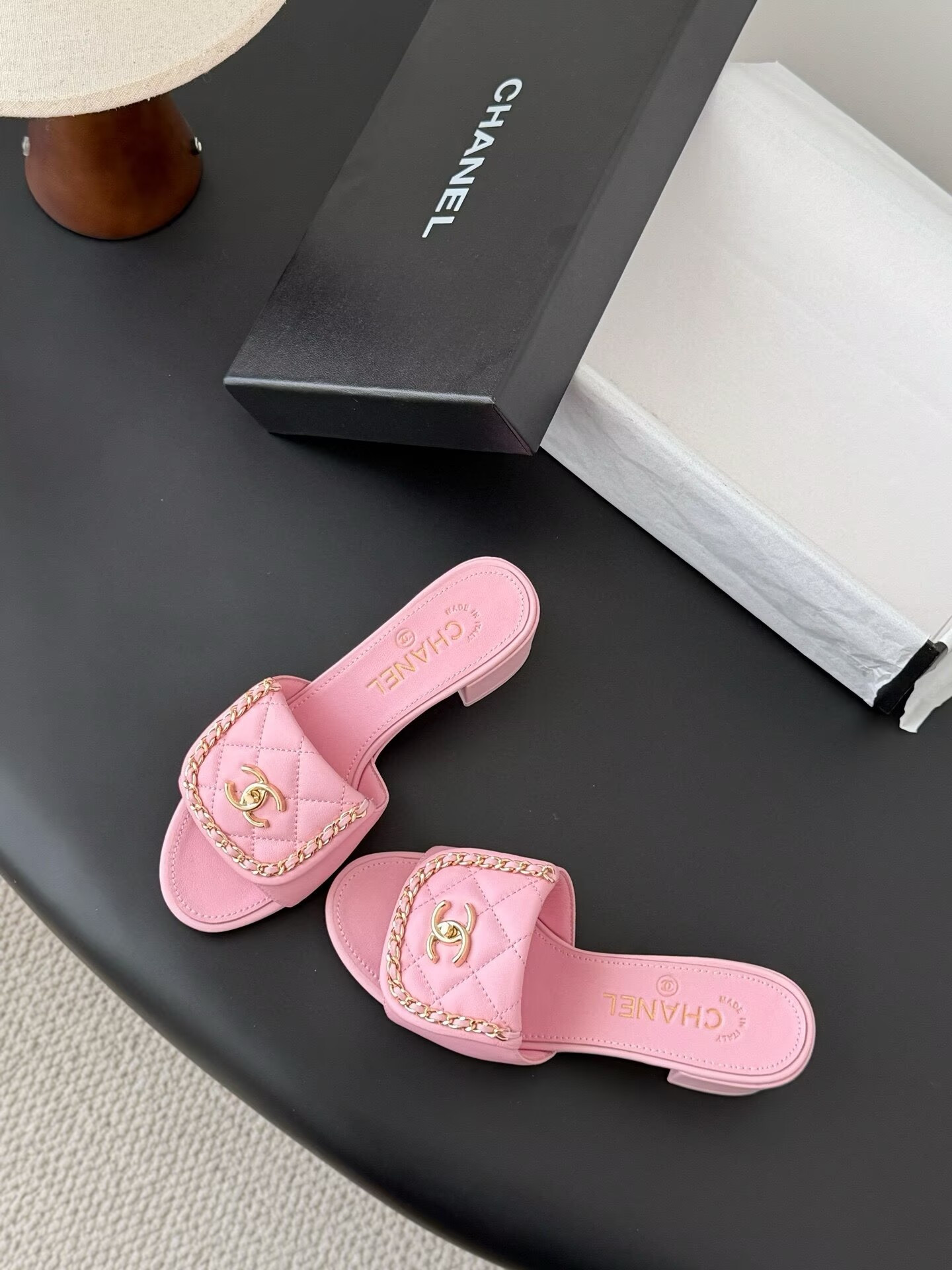 ua Ch*el slippers