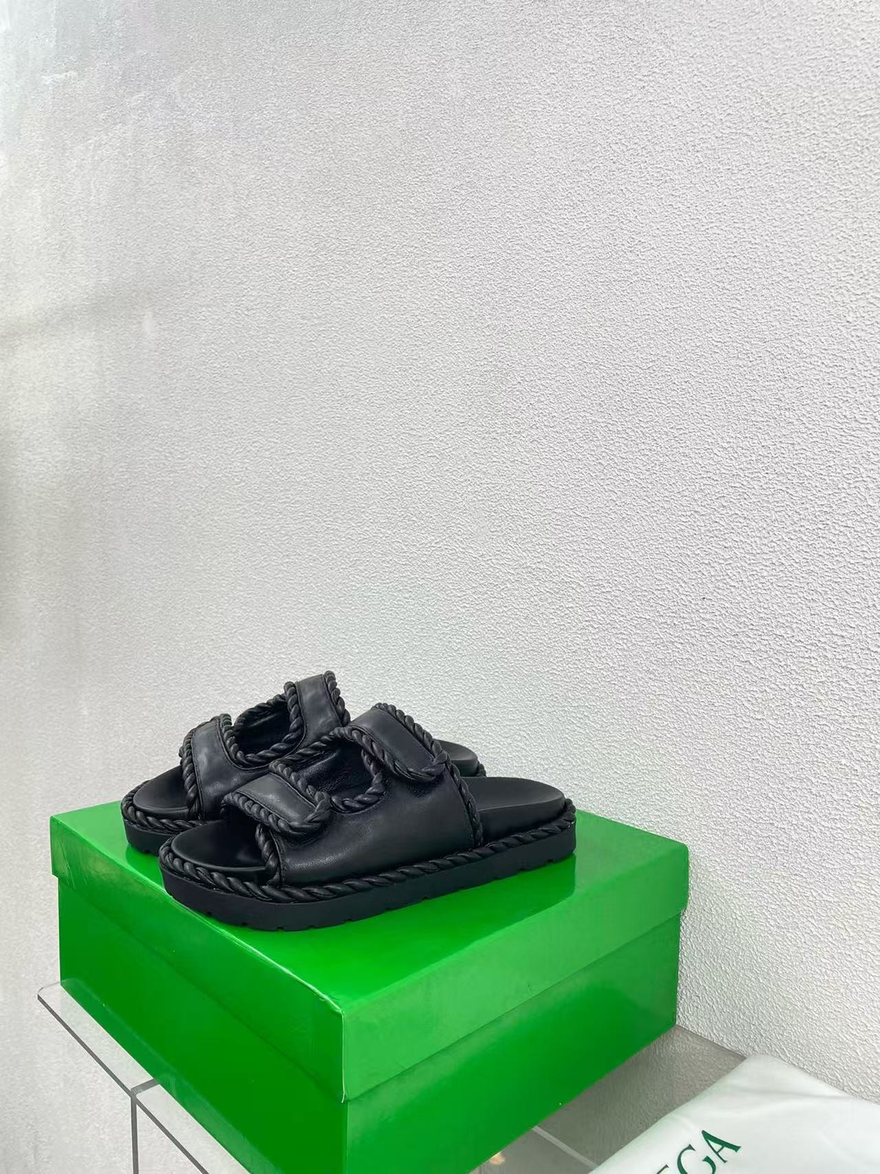 UA Bo*te*ga Ve*ne*ta Slide
