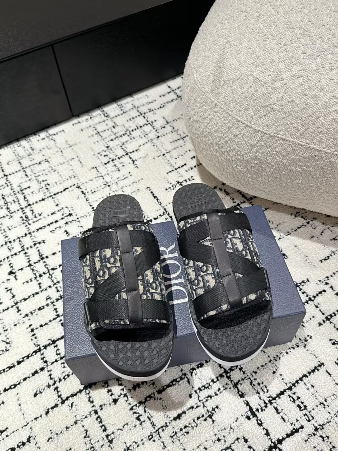 ua D*or alpha sandals
