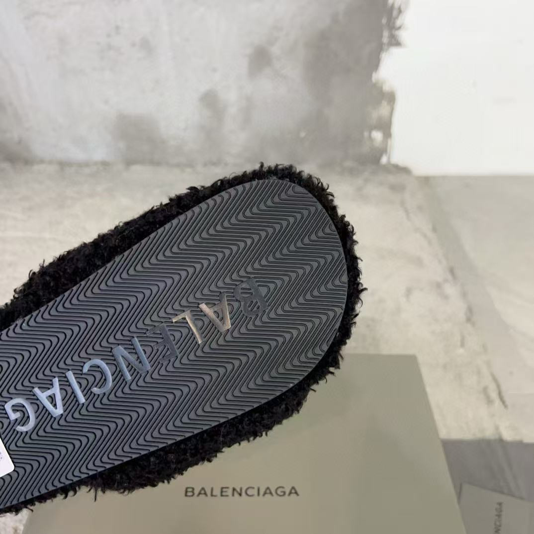 UA Ba*len*cia*ga SLIDE