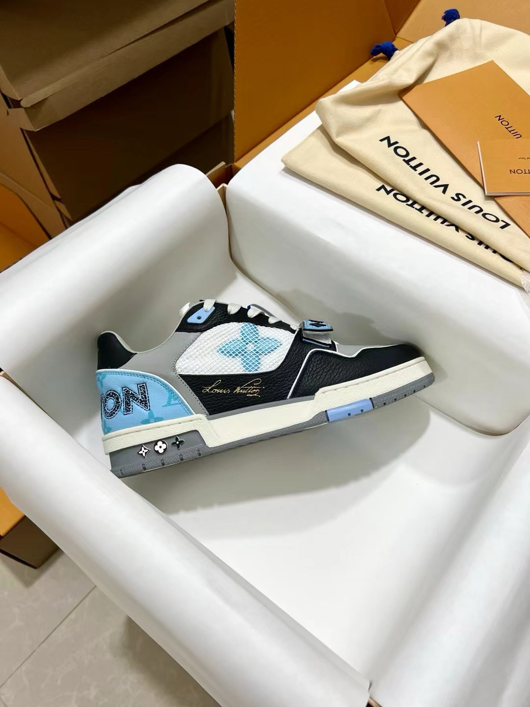UA L0*is V*t0n LV Trainer Blue Grey Black